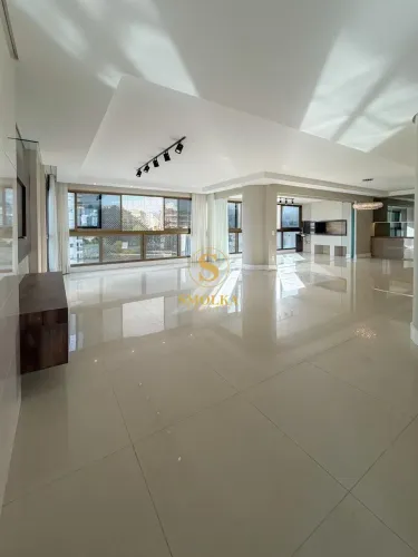 Luxo, Espaço e Sofisticação: 4 Suítes e 4 Vagas no Centro