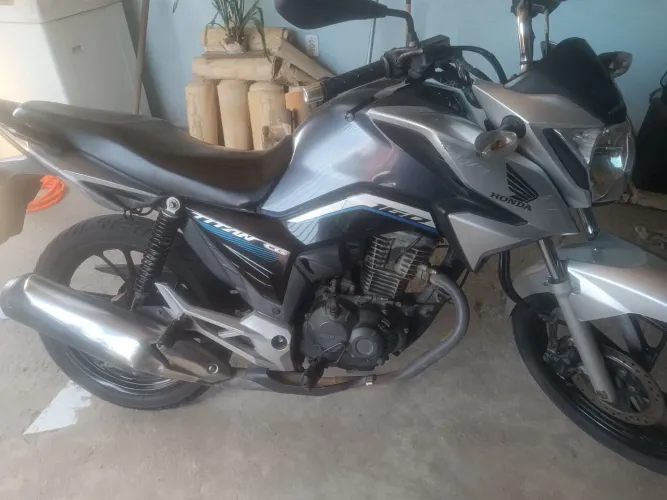 Vendo Titan 160 2021. 2022... Obs: já dou transferida pro nome do comprador 