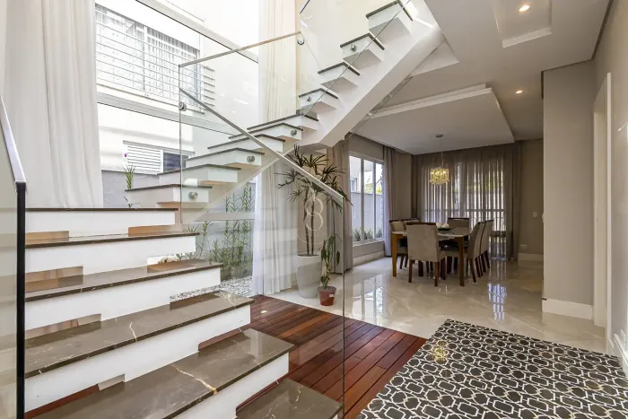 CASA EM CONDOMÍNIO FECHADO COM BANHEIRA DE HIDROMASSAGEM, JARDIM E CHURRASQUEIRA PINHEIRI