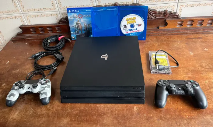 Ps4 Pro - Desbl. - Gold Hen - 2 controles - SSD 1TB - HD 500 GB com jogos