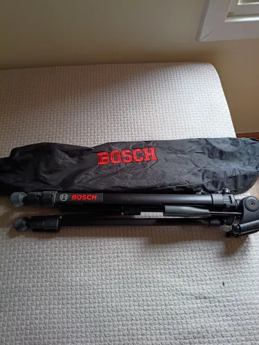 Tripé marca Bosch com óculos vermelho e capa para o tripe