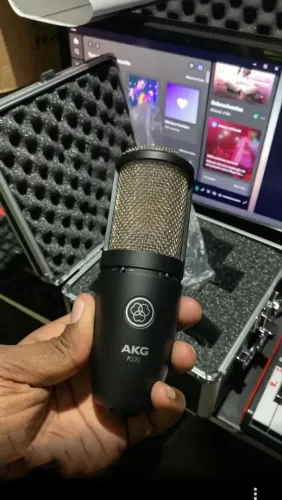 Microfone AKG P220 Cardioide e Condensador Preto