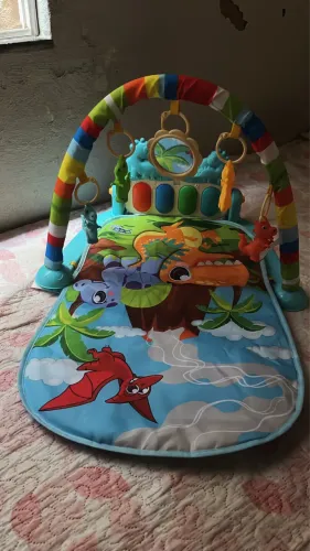 tapete/gásinio de atividades para bebê com arco e brinquedos.