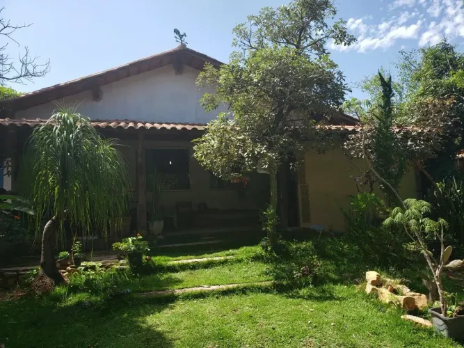 Casa para venda possui 244 metros quadrados com 3 quartos