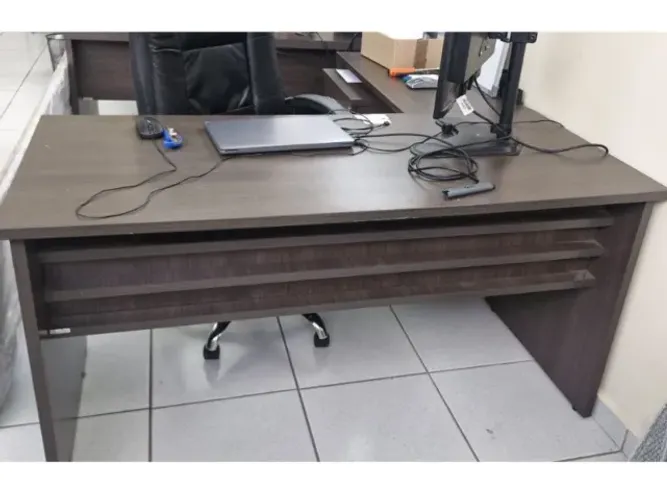 Mesa escritório em L em MDF