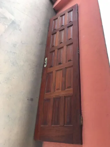 Porta madeira maciça almofadada