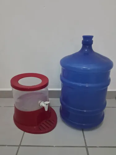 Vendo galão de 20 l novo (dentro do vencimento) com suporte desmontável para limpeza 