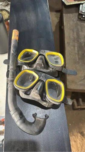 Duas máscaras de mergulho e um respirador (snorkel) emborrachados.