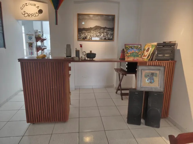 BALCÃO DE MADEIRA MACIÇA E MESA VINTAGE
