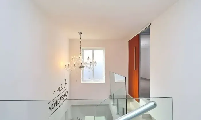 BS IMOBILIÁRIA VENDE E ALUGA Sala comercial com 2 salas, 3 banheiros, 1 suíte e cozinha.