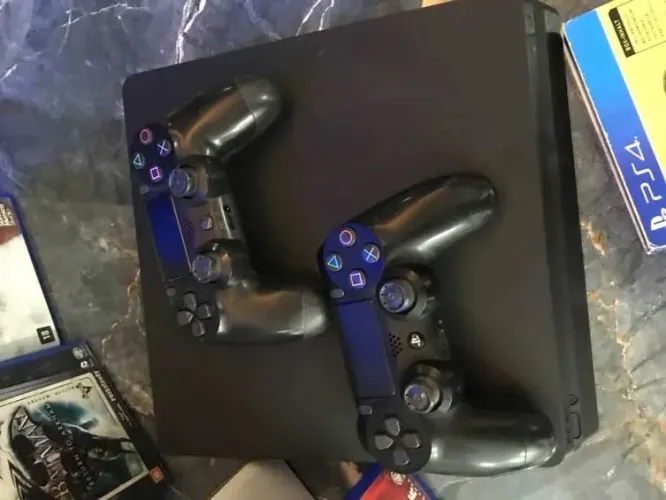 Ps4 um terá de memória 2 controles com cabo com caixa com todos os jogos