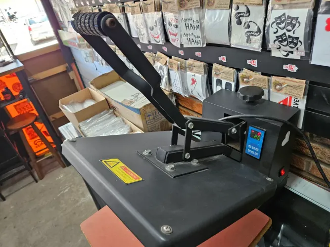 Vendo prensa de camisas + transfer de canecas e copos