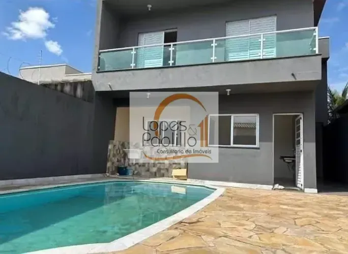 Casa com Piscina à Venda em Atibaia!
