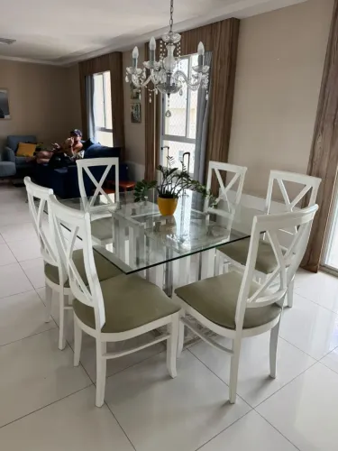 Mesa com 6 cadeiras, madeiras puras +aparador +lustre