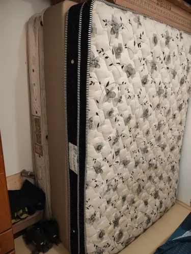 Dois colchões casal e um box