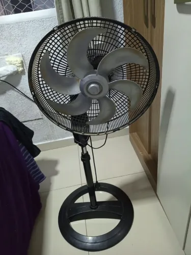 Ventilador coluna com parafuso solto