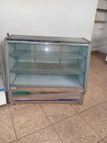 Balcão refrigerado gelando bem 