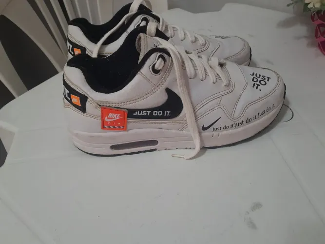 Vendo lindo sapato nike original valor 100 reais tamanho 41