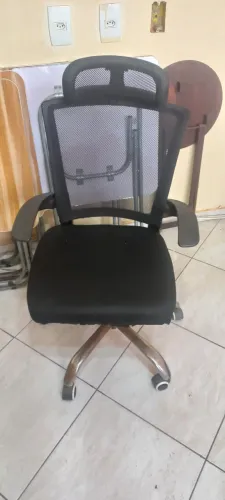 cadeira de escritorio com encosto de cabeça e regulagem de altura