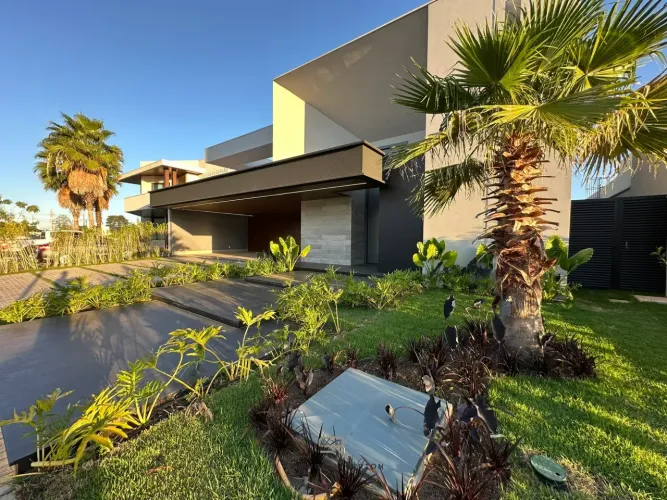 Supremo Itália, Casa Térrea, com 4 Suites, Escritorio, 6 Vagas, casa Nova.