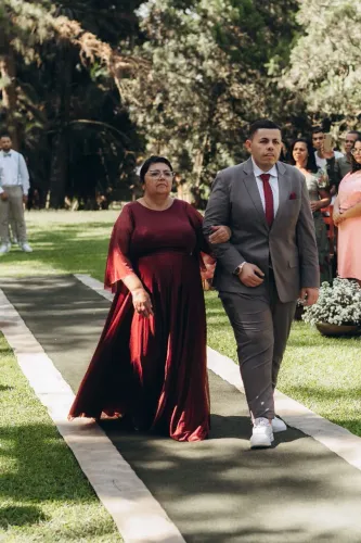 Vestido de madrinha ou mãe da noiva marsala com bastante brilho