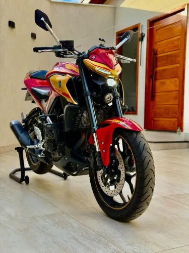 Oportunidade Única: Yamaha MT-03 Edição Limitada "Homem de Ferro"