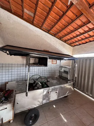 Carrinho de lanche e caldo de cana