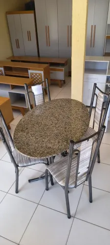 Mesa granito oval com quatro cadeiras