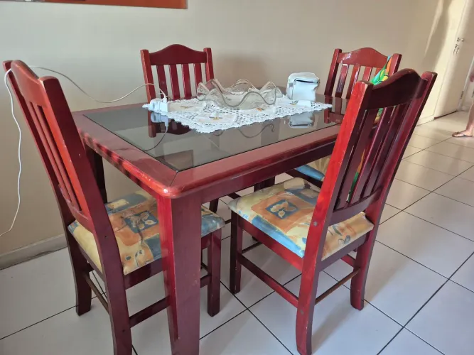 Mesa de Madeira com tampo de vidro vintage 