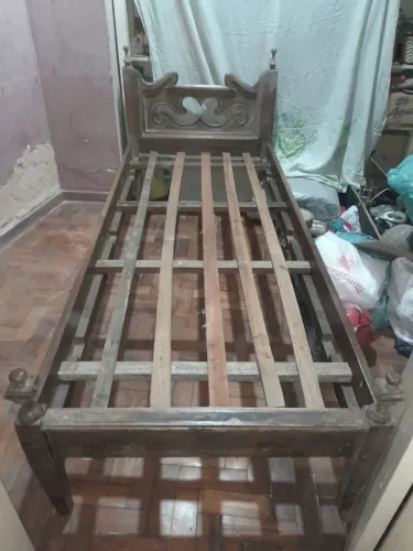 Cama se solteiro usada de sucupira sem colchão