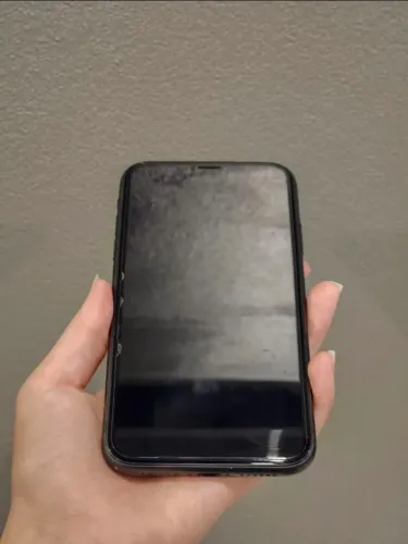 Celular iphone 11  sem defeito só com a película um pouco quebrado nada de mais 