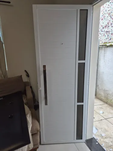 Porta de Alumínio Branca 2,10 x 0,80 com Puxador e Vidro Boreal