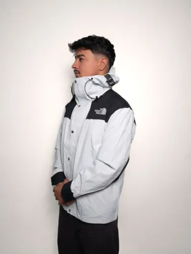 jaqueta corta vento masculina the north face branco e preto