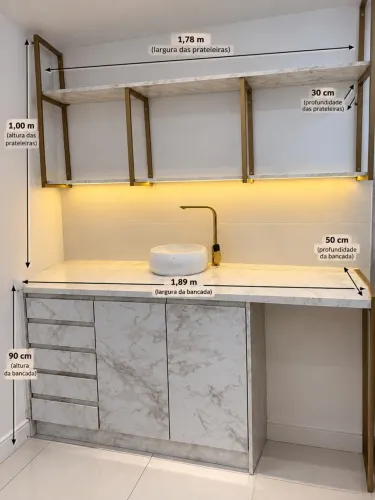 Móvel planejado cozinha com prateleiras e gavetas