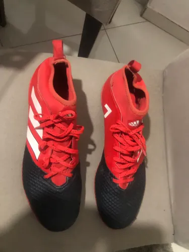 Chuteira adidas original.