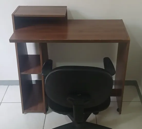 Escrivaninha com cadeira