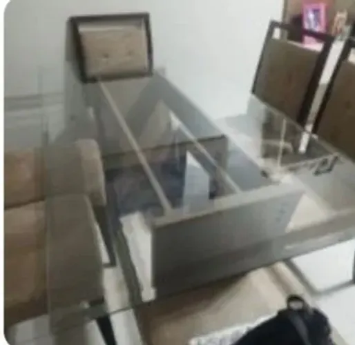 Mesa com tampão de vidro.
