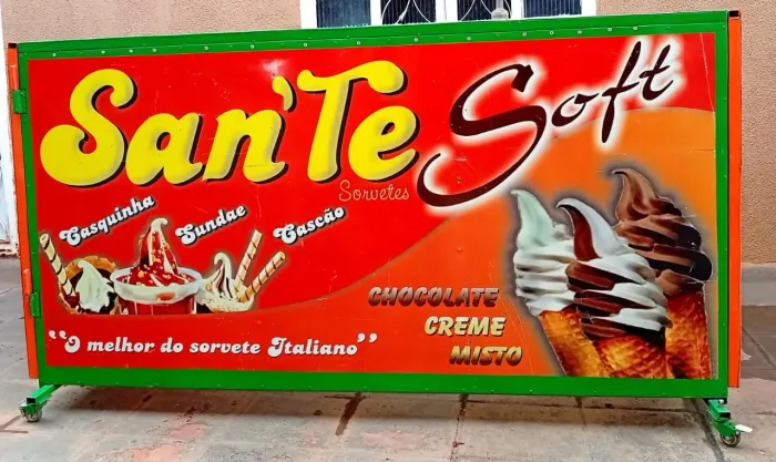 Balcão de aço galvanizado com pintura automotiva, personalizado, desmontável com rodinhas.