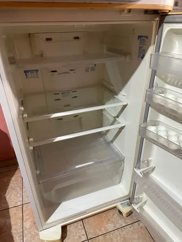 Vendo geladeira Electrolux DFF40 Frost Free, duplex, na cor branca.