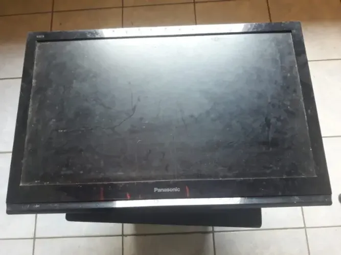 TV de LCD Panasonic modelo TC-L24X5B, com defeito para retirada de peças