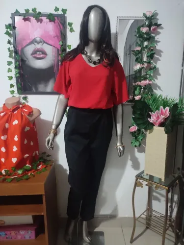 Blusa Feminina de Crepe Duna com Lastex na cintura,Mangas Curtas Esvoaçantes e Decote V..