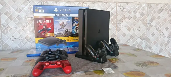 PS4 1TB + 4 Controles + 3 Jogos + Caixa Original + Base