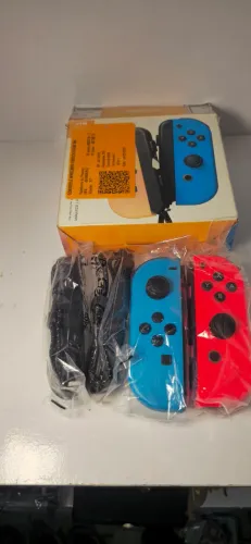 Joy-Cons + streeps na caixa 