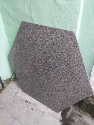 Pedra de mármore e granizo. 