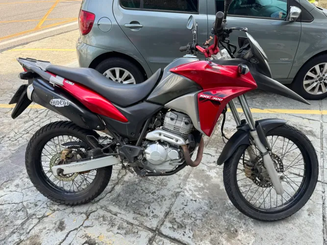 XRE 300, muito bem conservada