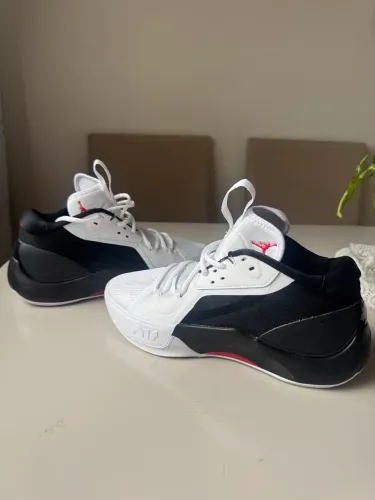 Tênis Jordan tamanho 40 novo original