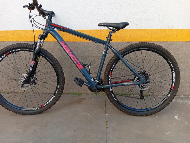Vendo bicicleta, suspensão dianteira transmissão 21 velocidade, freio a disco R$1000,00.