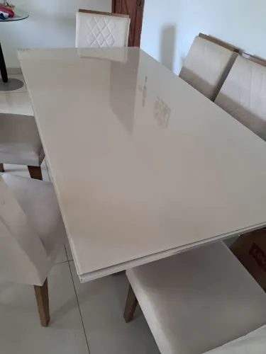 Mesa de madeira com tampo de vidro 