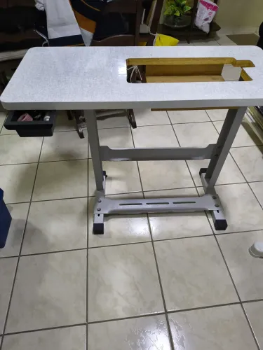Mesa bancada máquina de costura Singer