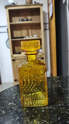 Licoreira em vidro torneado linda